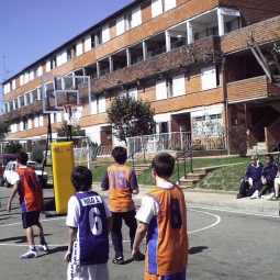 Las comisiones de deportes de cada barrio organizan torneos. En este caso, Mesa 5 recibe en 2006 el encuentro de básquetbol donde se enfrentan los pibes de diversas cooperativas.