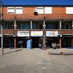 Mesa 1. Como en la mayoría de los barrios cooperativos, se cuenta con un área de pequños comercios. Foto: Diego Nicolás Pérez Moreira.